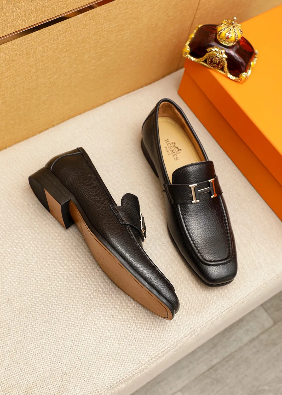 Men's shoes 💰460 💐 Product trademark: HERMES "Hermès" casual leather shoes Regular size: 38-44 (45.46🉑️customized) Product materials: Selected imported first-layer pebbled calfskin upper + luxury hardware buckle, imported water-dyed 🐂 cowhide lining. Strong three-dimensional visual effect, combined outsole Color: 2⃣️seed leather materials optional